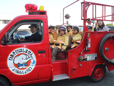 富士市消防本部 園児を対象にミニ消防車の試乗・見学・展示会：富士ニュース